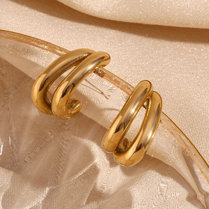 Fashionable double-layer C-shaped 18K gold-plated stainless steel earrings on glass