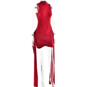 Détail d'une robe courte rouge sans manches avec fronces à la taille et longs rubans