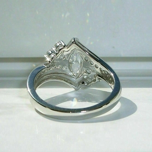 Macro-opname van zilveren ringenset met marquise geslepen zirkoon en schitterende glans