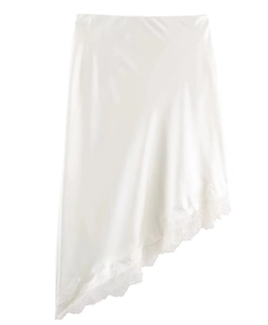 Détail d'une jupe en satin blanc avec bordure en dentelle élégante et texture soyeuse
