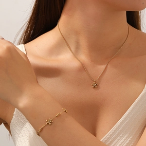 Elegant gold plated flower jewelry set with sparkling crystals for a minimalist chic look