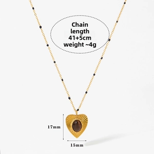 Vue détaillée des dimensions du collier cœur œil de tigre avec perles dorées