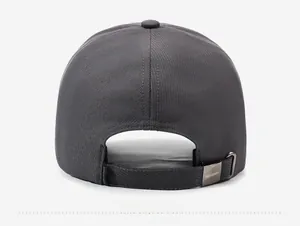 Detalle posterior de gorra de béisbol gris con cierre metálico y grabado de narason