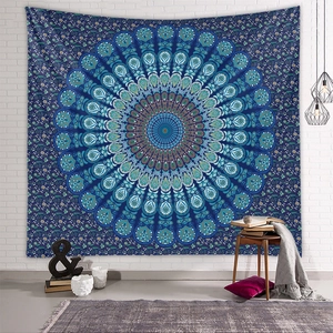 Détail du tapis mural mandala bleu de style bohème avec motifs paisley complexes