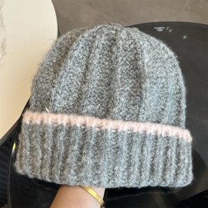 Bonnet en tricot gris pour femme avec détail rayé rose pour l'hiver et style épuré