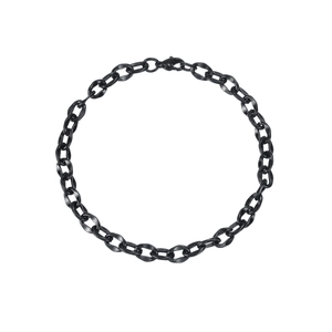 Dettaglio del bracciale a catena cubana in acciaio inossidabile nero con chiusura a moschettone