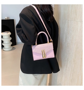 Detail der rosa Glitzer- und Lederhandtasche mit goldenem vertikalem Metallschloss-Verschluss