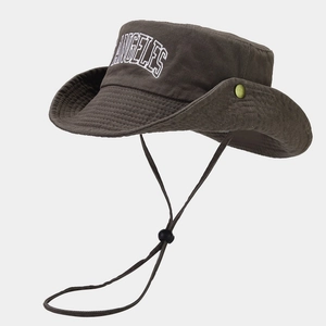 Détail de la broderie Los Angeles et des œillets sur le chapeau à large bord marron