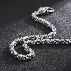 Gros plan sur la chaîne byzantine en acier inoxydable argenté avec fermoir tête de serpent