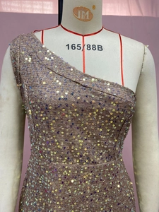 Detailansicht der champagnergoldenen Pailletten auf einem One-Shoulder Abendkleid