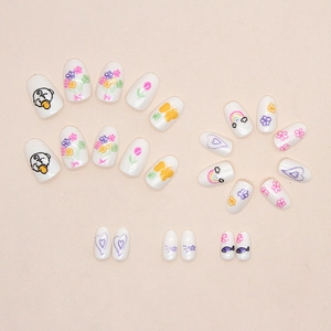 Kit faux ongles fleurs d'été colorées avec motifs dessinés à la main forme ovale