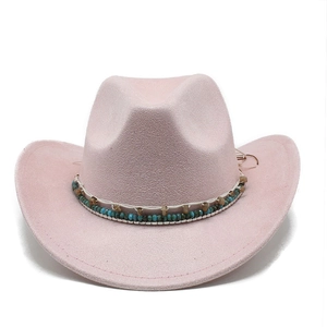 Détail du chapeau de cowboy rose avec ruban ethnique orné de perles en turquoise