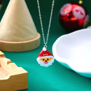 Detail der Weihnachtsmann Harz Anhänger Halskette mit festlicher Weihnachtsdeko