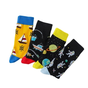 Confezione di quattro paia di calze in cotone con stampe a tema cosmo e nautico