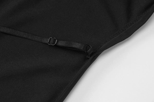 Gros plan sur la robe noire avec fines bretelles réglables et boucles métalliques