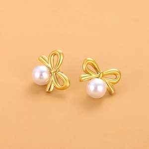 Détail de boucles d'oreilles nœud plaquées or 18 carats avec métal poli et perles