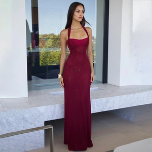 Détail d'une robe moulante bordeaux avec dos nu et col licou en tissu semi-transparent