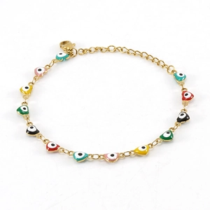 Détail de breloques cœur mauvais œil colorées sur un bracelet en acier plaqué or