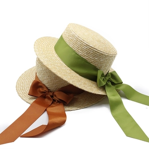 Chapeaux canotiers en paille avec rubans vert et marron pour les vacances d'été à la plage