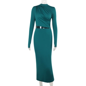 Détail de la robe moulante vert foncé avec col montant et coutures en résille