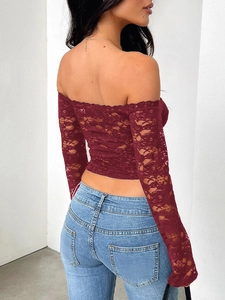 Vue arrière du crop top en dentelle bordeaux à manches longues et épaules dénudées