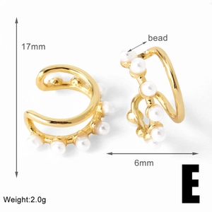 Detail view of 17mm gold pearl ear cuff with zirconia inlay and 2g weight specs