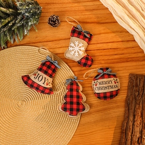 Lot de 4 décorations de Noël rustiques à carreaux avec chaussettes sur table en bois