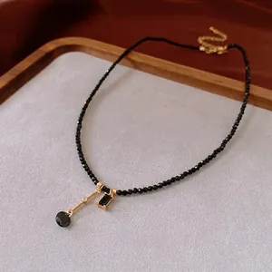 Collier luxueux plaqué or avec pendentifs en cristal noir et chaîne à perles facettées