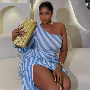 Nahaufnahme der blau-weiß gestreiften Taille und des Schlitzes am One-Shoulder-Kleid