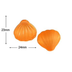 Detalle de dijes de resina en forma de abanico naranja con medidas de 23mm por 24mm