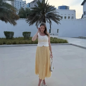 Ensemble pour femme avec gilet sans manches blanc et jupe midi plissée jaune style d'été