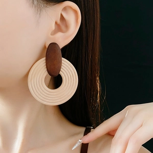 Vue détaillée de boucles d'oreilles géométriques en bois au style bohème et vintage chic
