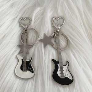 E-Gitarren-Schlüsselanhänger mit Sternanhänger und Herzkarab und Herz-Haken auf Plüschgrund