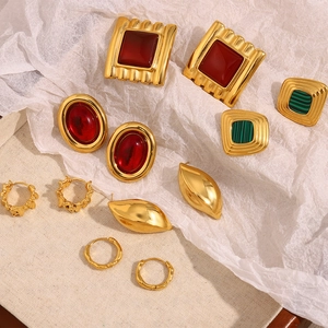 Orecchini vintage francesi in acciaio inossidabile placcato oro 18K con pietre colorate