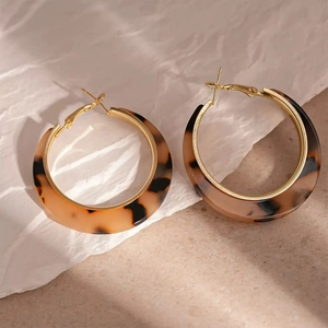 Boucles d'oreilles créoles en résine léopard vintage avec anneau doré interne