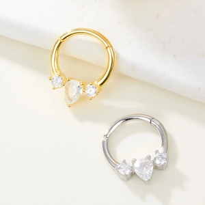 Détail macro de piercings de nez S925 en forme de larme dorés et argentés avec zircon