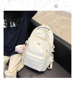 Vue détaillée d'un sac à dos en coton gaufré blanc avec un pendentif lapin mignon