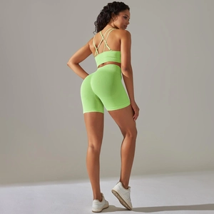 Détail du soutien-gorge de sport à dos croisé vert néon et short taille haute sans couture