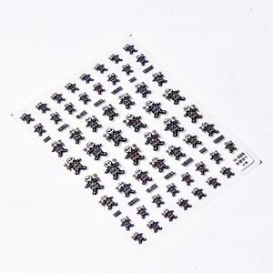 Détail de stickers à ongles relief 3D avec crâne biscuit et motifs cœurs colorés