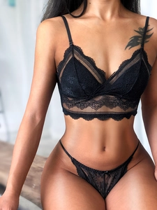 Détails de la broderie en dentelle noire sur le soutien-gorge triangle dos nu et le string