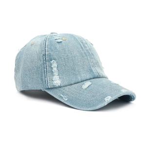 Détail rapproché d'une casquette de baseball en jean délavé avec effet troué usé