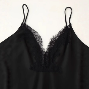Elegantes schwarzes Seidensatin-Unterkleid mit V-Ausschnitt und feiner Wimpernspitze