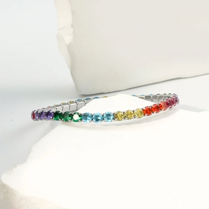 Détail d'un bracelet tennis arc-en-ciel avec oxydes de zirconium multicolores