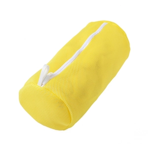 Bolsa de malla cilíndrica amarilla para proteger zapatos en la lavadora de ropa