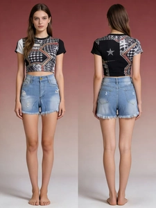 Détails du short en jean taille haute effet vieilli avec ourlet effiloché et coupe slim