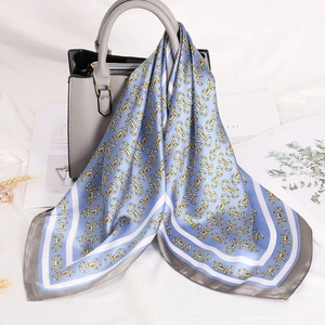 Foulard quadrato in seta satinata celeste 70x70cm con stampa a catena e morsetto oro