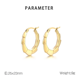 Détail de boucles d'oreilles créoles bambou dorées en acier 25x23mm pesant 9g