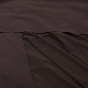 Vue macro détaillée de la couture en maille marron foncé et de la texture du tissu