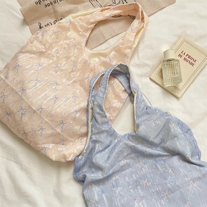 Détails de sacs à main en dentelle avec broderies délicates de fleurs et de nœuds