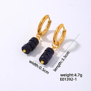 Détail de boucles d'oreilles créoles dorées avec trois perles bleues et longueur de 3,5 cm